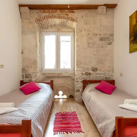 Emperor Oasis شقة